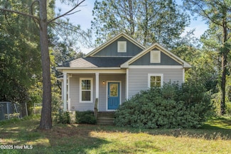 216 E Blanchard St, Rose Hill, NC 28458