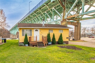 102 E 1st Ave, Tarentum, PA 15084