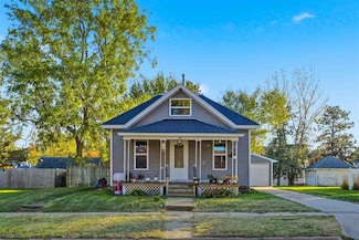 621 W 2nd St, Washington, IA 52353