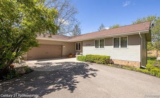 943 N Hacker Rd, Howell, MI 48843