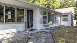 24 Doray Dr, Hope, RI 02831