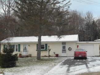 8238 Leecrest Blvd, Onekama, MI 49675