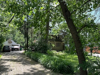 11407 Hiawatha Ln, Indian Head Park, IL 60525