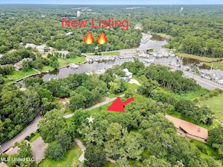 109 Clark Ln, Ocean Springs, MS 39564