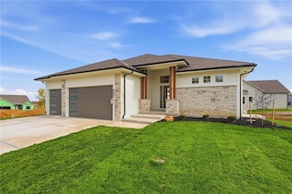 4331 NE Hideaway Dr, Lee's Summit, MO 64064