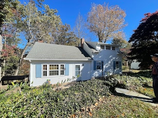 89 Alpine Dr, Sandy Hook, CT 06482