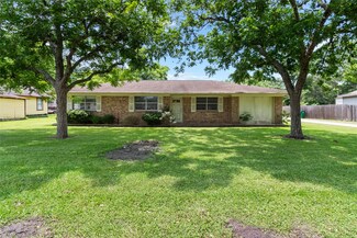 402 E Orange St, Angleton, TX 77515