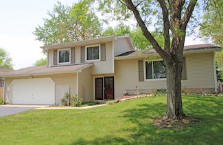 50 Asbury Ln, Cary, IL 60013