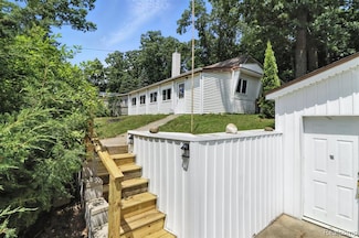 1264 Lakeshore Dr, Columbiaville, MI 48421