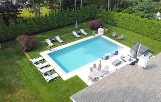 13 Sherwood Rd, Hampton Bays, NY 11946