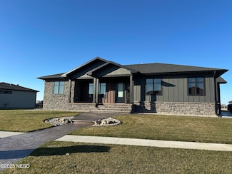 605 Jadyn Ln, Watertown, SD 57201
