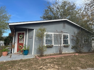 416 16th St, Hondo, TX 78861