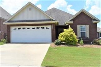 16 Brittany Dr N, Elmore, AL 36025