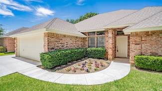 137 Sunny Meadows Dr, Burleson, TX 76028