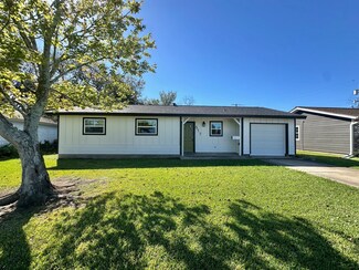 517 Combs Dr, Port Neches, TX 77651