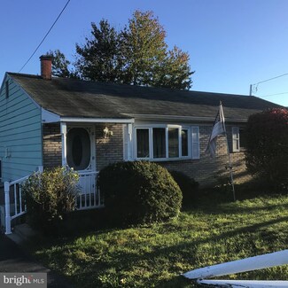 2 Dulles Dr E, Camp Hill, PA 17011