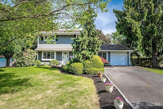 40 Hastings Rd, Kendall Park, NJ 08824