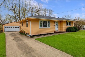 2718 Dosh Rd, Des Moines, IA 50310