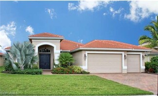 370 Saddlebrook Ln, Naples, FL 34110