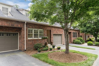176 Washington Creek Dr, Hendersonville, NC 28739