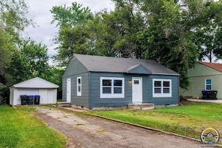 906 SE 34th St, Topeka, KS 66605