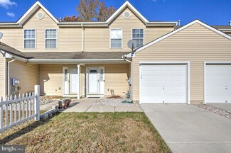 8 Meadowood Ln, Sicklerville, NJ 08081