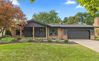 1917 Ridgemoor Dr SE, Grand Rapids, MI 49506