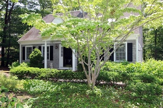 18 Periwinkle Ln, Mashpee, MA 02649