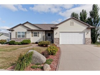 610 Hillview Dr, Fairfax, IA 52228