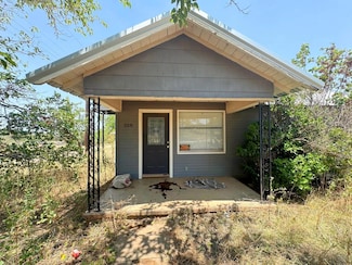 328 E Market Ave, Loraine, TX 79532