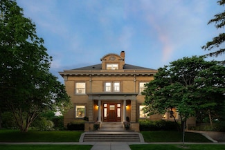 226 Grotto St S, Saint Paul, MN 55105