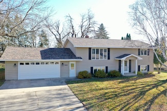 311 Pine St SW, New London, MN 56273