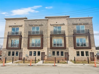 324 Feliks Gwozdz Place Unit 200, Fort Worth, TX 76104