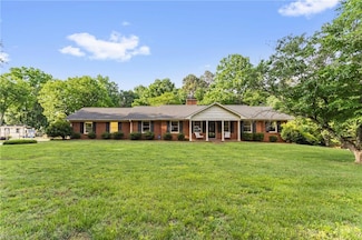 820 Woodcrest Dr, Winston Salem, NC 27104
