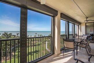 10851 Gulf Shore Dr Unit 402, Naples, FL 34108