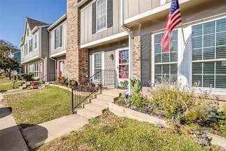 32 Abbey Rd, Euless, TX 76039