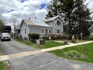 524 E Larrabee St, Omro, WI 54963