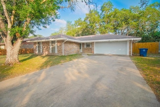 1404 Las Palmas Cir, Beeville, TX 78102