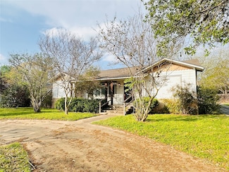 1019 E Gonzales St, Yoakum, TX 77995