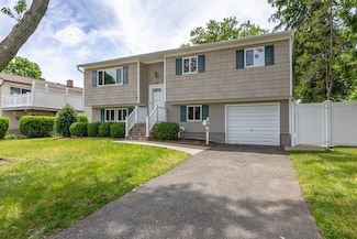 271 6th Ave, West Babylon, NY 11704
