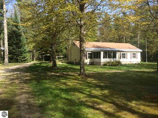 8320 Aarwood Trail NW, Rapid City, MI 49676