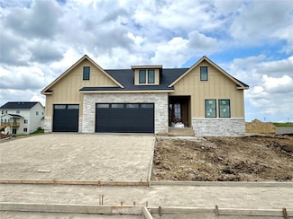 425 NW Red Oak Ct, Waukee, IA 50263