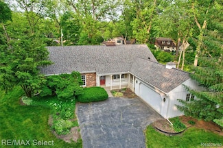 1310 Plover Dr, Highland, MI 48357