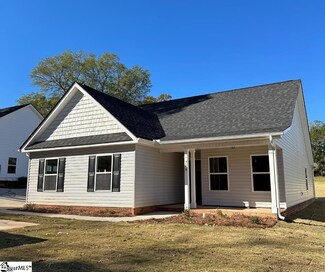 716 Chestnut St, Laurens, SC 29360
