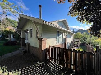 408 S Mill St, Colfax, WA 99111