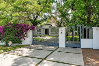 22904 Calvert St, Woodland Hills, CA 91367
