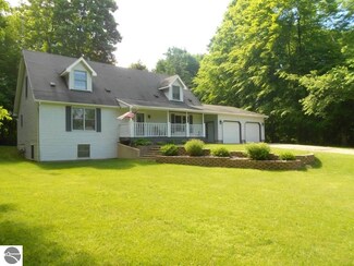 10435 Oakridge Dr, Perrinton, MI 48871