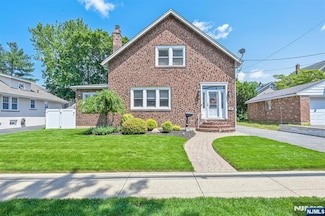 90 E Quackenbush Ave, Dumont, NJ 07628