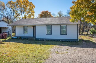 1309 S 6th St, Bonham, TX 75418