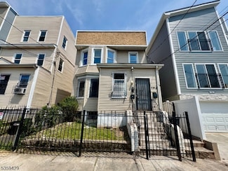 792 S 19th St, Newark, NJ 07103